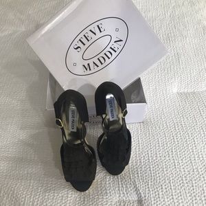 Steve Madden Wedge with Fabric Upper.